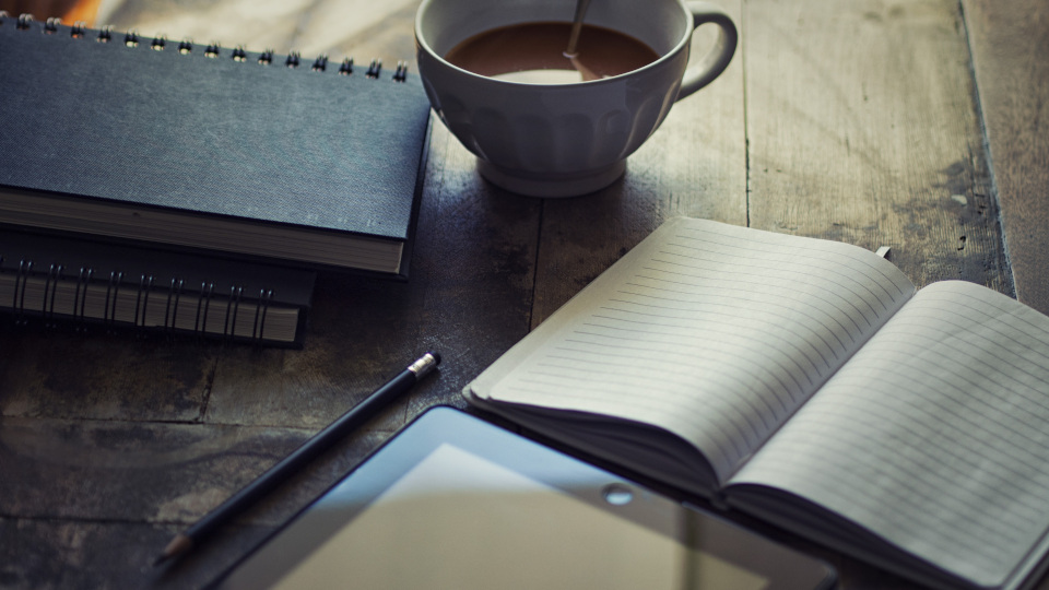 Escribir para un blog , tablet, libreta y café